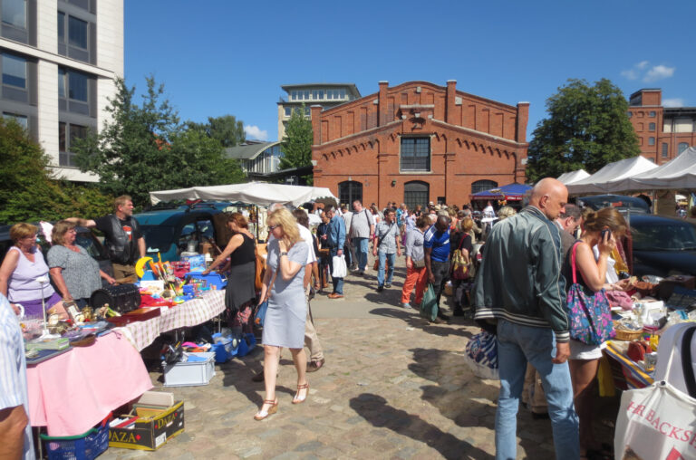 Kulturflohmarkt auf dem Museumshof vom Museum der Arbeit direkt gegenüber vom Bahnhof Barmbek.