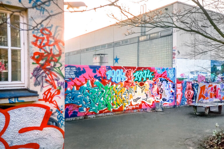 1994 sprühen an der kleinen Seitenwand zur Bülowstraße CanTwo und Skena ihr 10-jähriges Graffiti-Jubiläumsbild und ergänzen es mit dem Spruch „The style must flow!“.