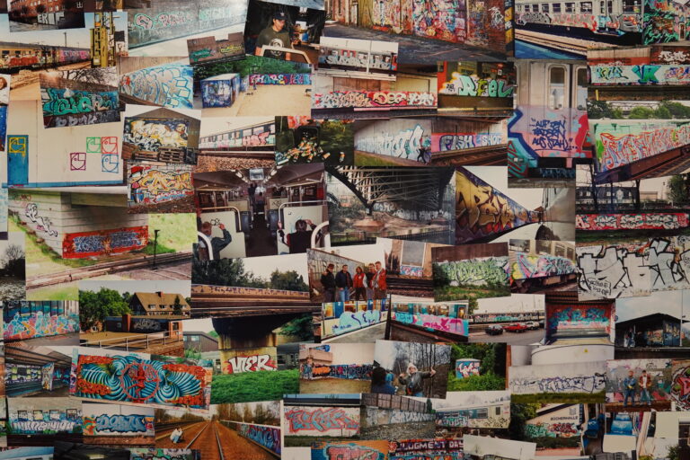 Blick in die Ausstellung "Eine Stadt wird bunt", zu sehen mit zahlreichen von Fotos von Tags.