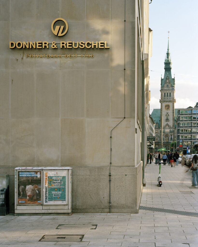 Donner & Reuschel Bank, Ballindamm 27. Conrad Hinrich Donner gehörte um 1900 zu den zwanzig reichsten Männern der Welt. Sein Reichtum gründet sich auf Kolonialgeschäfte seiner Vorfahren. 
