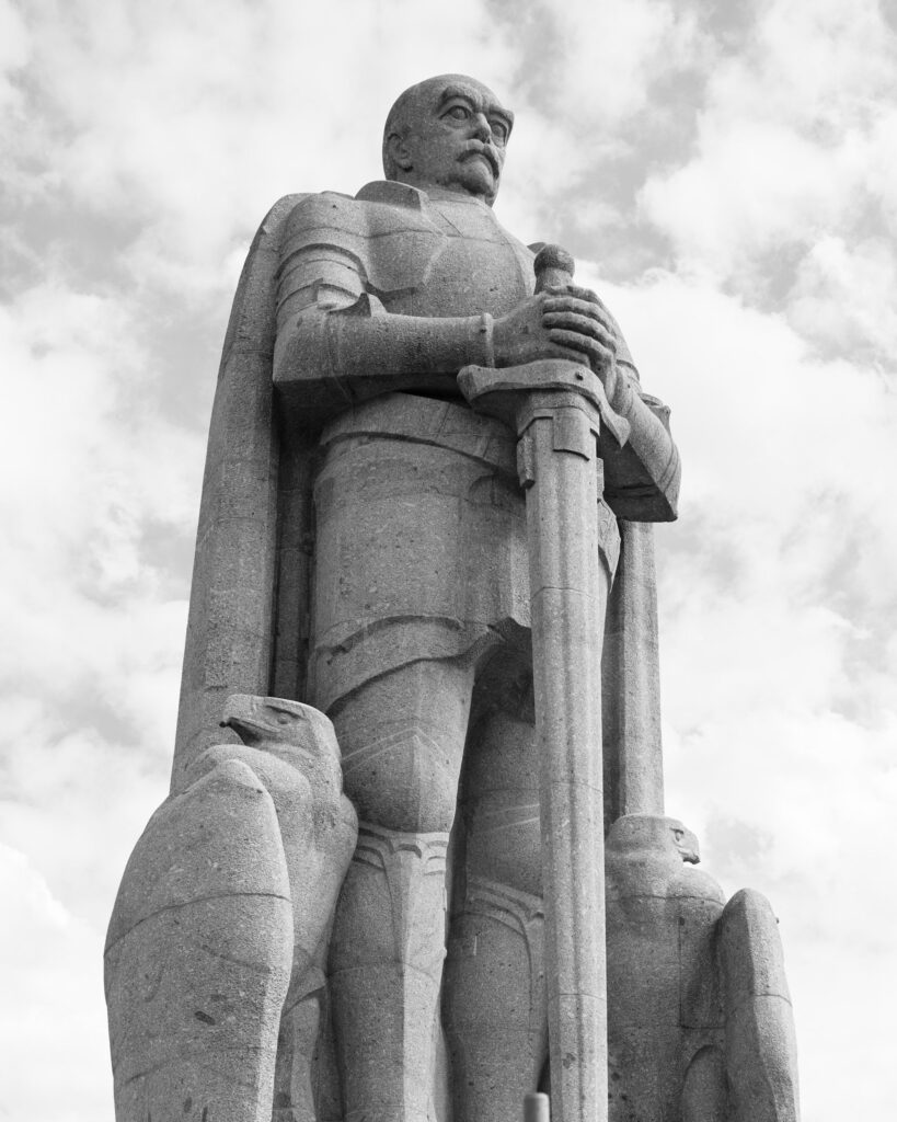 Im Jahr 1884 lädt Reichskanzler Bismarck die europäischen Staaten zur Kongokonferenz nach Berlin. Hier werden wesentliche Entscheidungen zur Aufteilung Zentralafrikas unter den europäischen Kolonialmächten getroffen. 1906 ehrt die Stadt Hamburg Otto von Bismarck mit dem größten Bismarck-Denkmal in Deutschland.