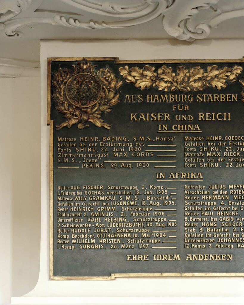 Gedenkplatte an die deutschen Gefallenen der Kolonialkriege in China und Afrika im Hamburger Michel. 