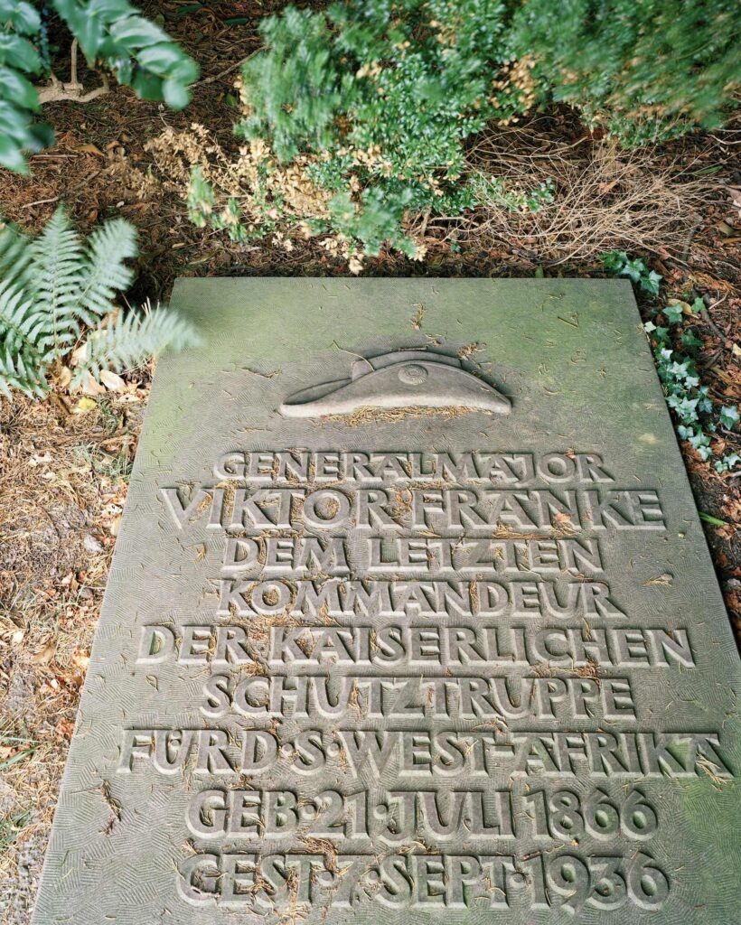 Grabstein Viktor Franke, Ohlsdorfer Friedhof. Franke kam 1896 als Oberstleutnant nach Deutsch- Südwestafrika und verließ die Kolonie 1914 als letzter Kommandeur der Schutztruppen.