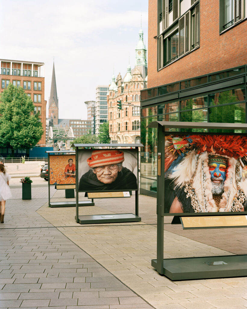 Überseeboulevard mit Fotoausstellung "Colours of Humanity".