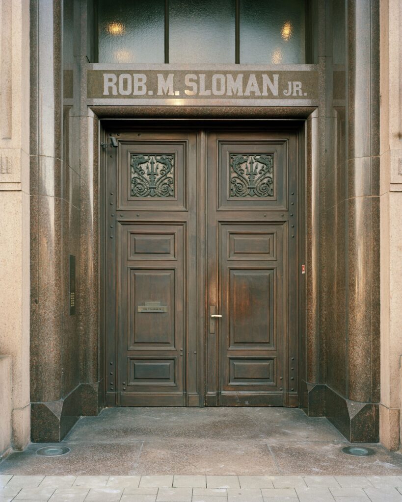 Eingang Sloman-Haus, Baumwall 3, erbaut 1908,
Hauptsitz der Reederei Rob. M. Sloman