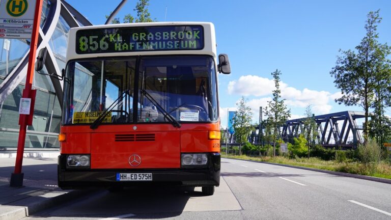 Die historischen Omnibusse fahren an Wochenenden und Feiertagen im halbstunden Takt auf der Lnie 856 zwischen den Elbbrücken und dem Deutschen Hafenmuseum. Die Busse sind nicht barrierefrei.