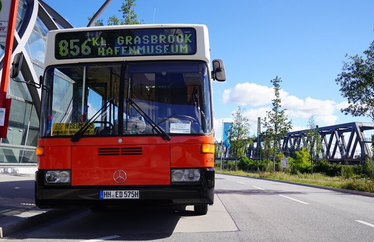 Die historischen Omnibusse fahren an Wochenenden und Feiertagen im halbstunden Takt auf der Lnie 856 zwischen den Elbbrücken und dem Deutschen Hafenmuseum. Die Busse sind nicht barrierefrei.