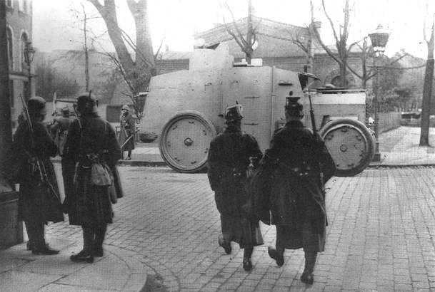 Hamburger Polizei, Reichswehr und ein Panzerwagen in Hamburg-Barmbek, wohl 25. Oktober 1923, un-bekannter Fotograf, © StAHH