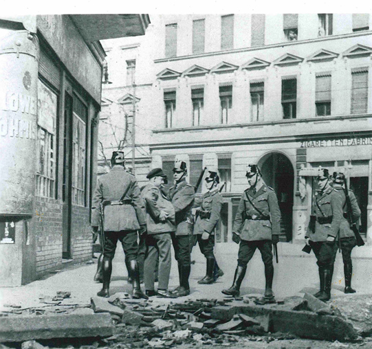 Kontrolle eines Zivilisten durch Hamburger Polizei, wohl 25. Oktober 1923, unbekannter Fotograf, © StAHH