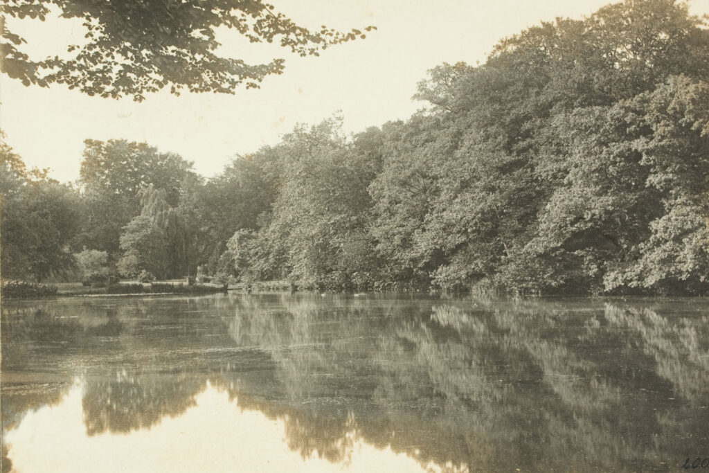 Der Bahrenfelder See (heute im westlichen Teil des Goldschmidtparks), fotografiert von Rudolph Crell 1895 (Altonaer Museum, Inv. Nr.: AB10077-339). Damals hatte der See eine Tiefe von 9 Metern.