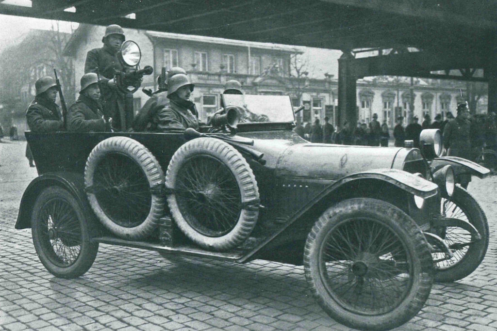 Hamburger Sicherheitspolizei in einem mit Maschinengewehrausgestatteten Auto an der Hochbahn in Hamburg-Barmbek wohl 25.10.1923 Foto Staatsarchiv Hamburg