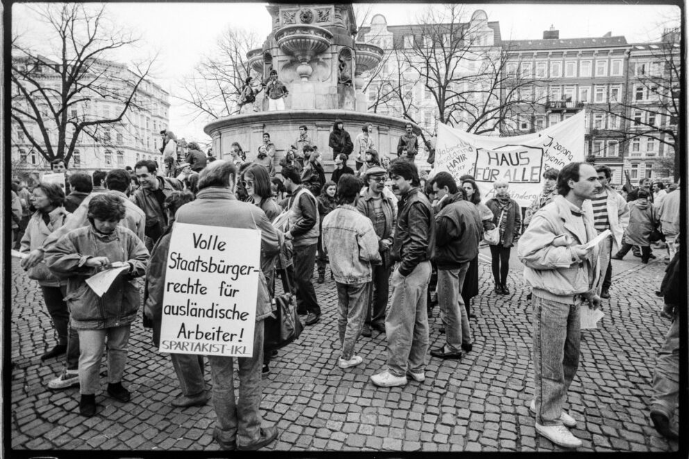 Demonstranten gegen den Entwurf des neuen Ausländergesetzes sammeln sich auf dem Hansaplatz in Hamburg-St. Georg, 31.3.1990