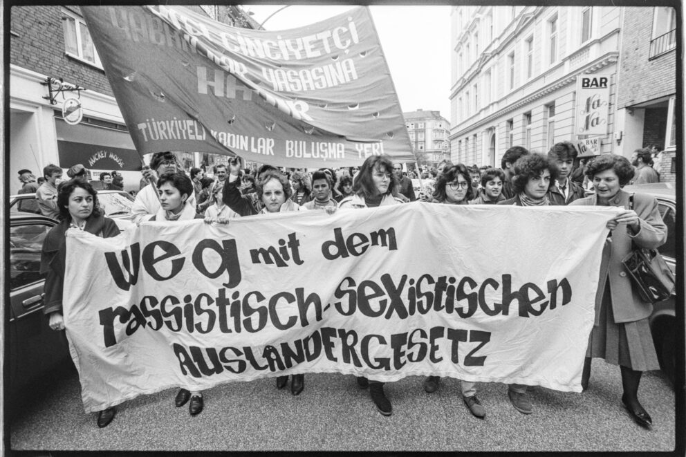 Türkisch-deutsche Fraueninitiative auf der Kundgebung gegen den Entwurf des neuen Ausländergesetzes, Hamburg, 31.3.1990