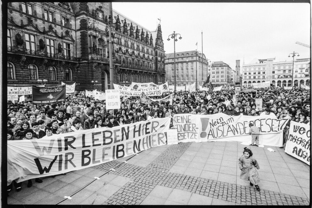 Abschlusskundgebung vor dem Rathaus der Hansestadt Hamburg, 31.3.1990