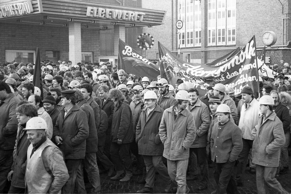 Werftarbeiter der Elbewerft demonstrieren gegen eine drohende Schließung.
Boizenburg 20.Februar 1991,  Kurt W. Hamann
