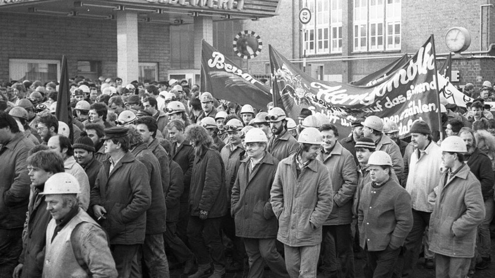Werftarbeiter der Elbewerft demonstrieren gegen eine drohende Schließung. Boizenburg 20.Februar 1991, Kurt W. Hamann