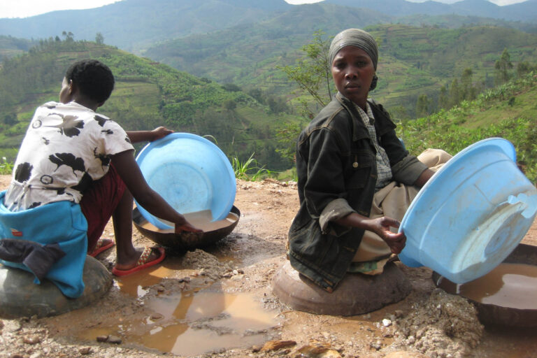 Eine Szene aus "Apple Stories": Coltan waschen in Ruanda